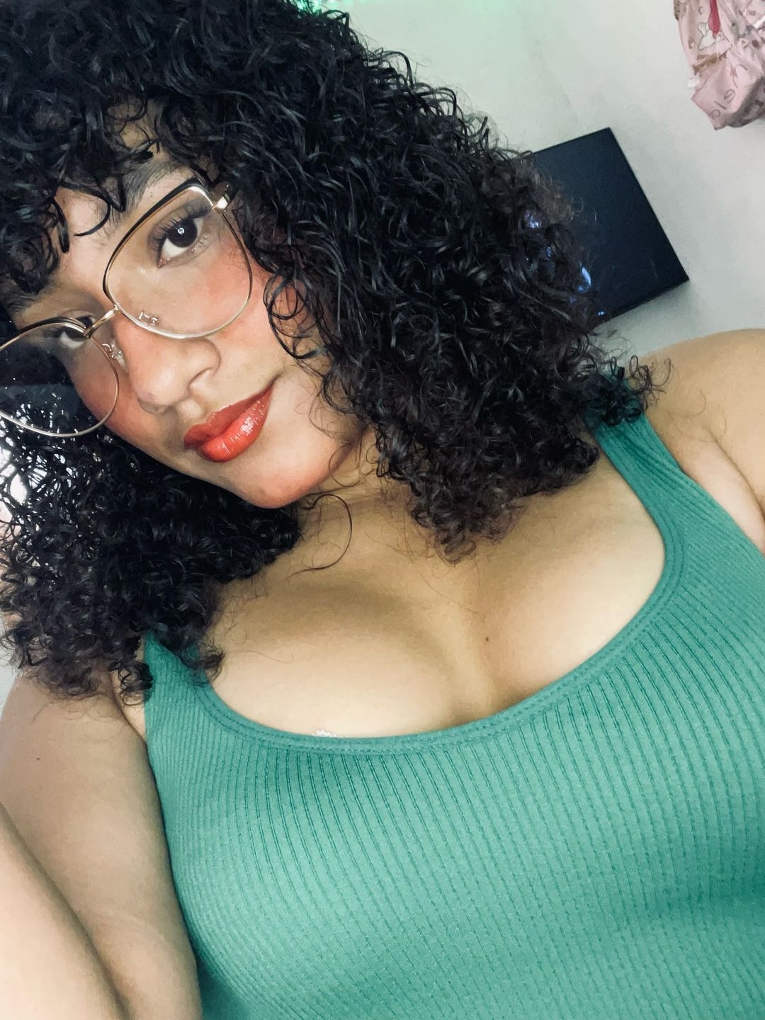 A girl on a 1-on-1 video call