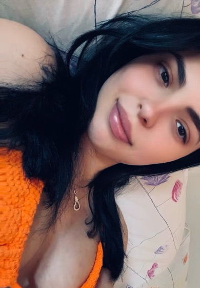 A girl on a 1-on-1 video call (ES)