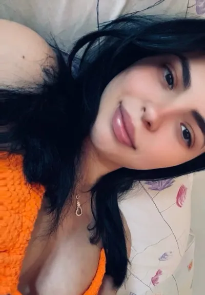 A girl on a 1-on-1 video call (ES)