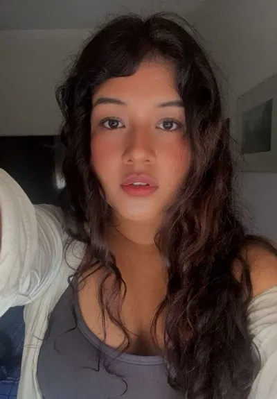 A girl on a live 1-on-1 video call (IT)